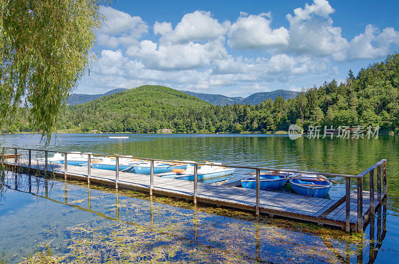 大的蒙蒂格勒湖。Lago di Monticolo靠近Eppan(阿皮亚诺)和Kaltern和der Weinstrasse，南蒂罗尔，意大利